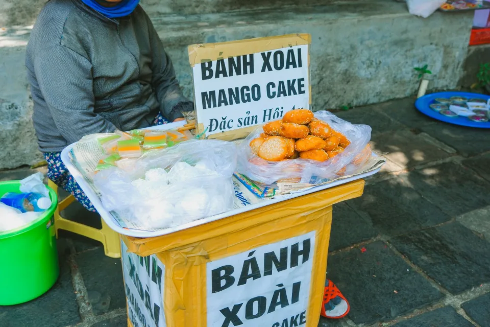Nhân viên đang pha cà phê