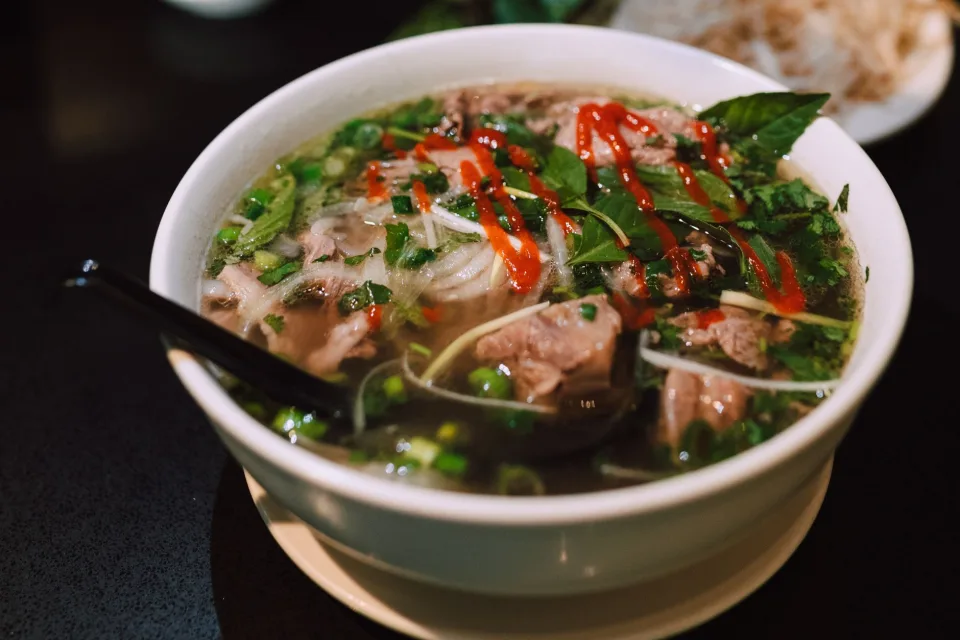 Kệ ly và dụng cụ pha
